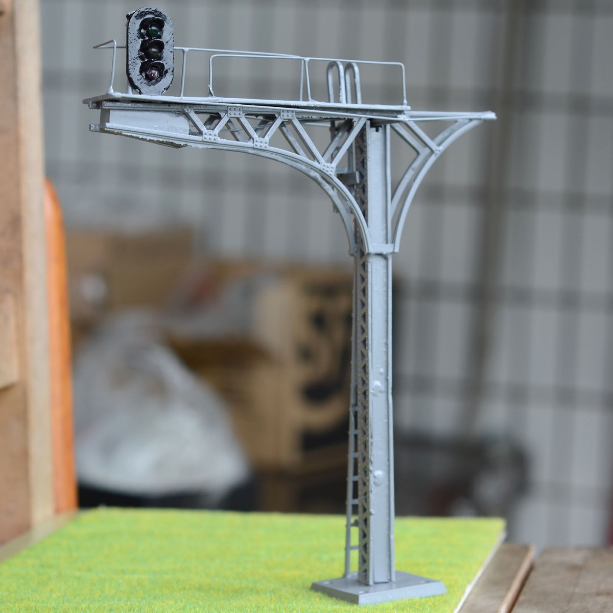 1 x O scale Model 1:48 Cantilever Signal Bridge LEDs 3 aspects single Track gray